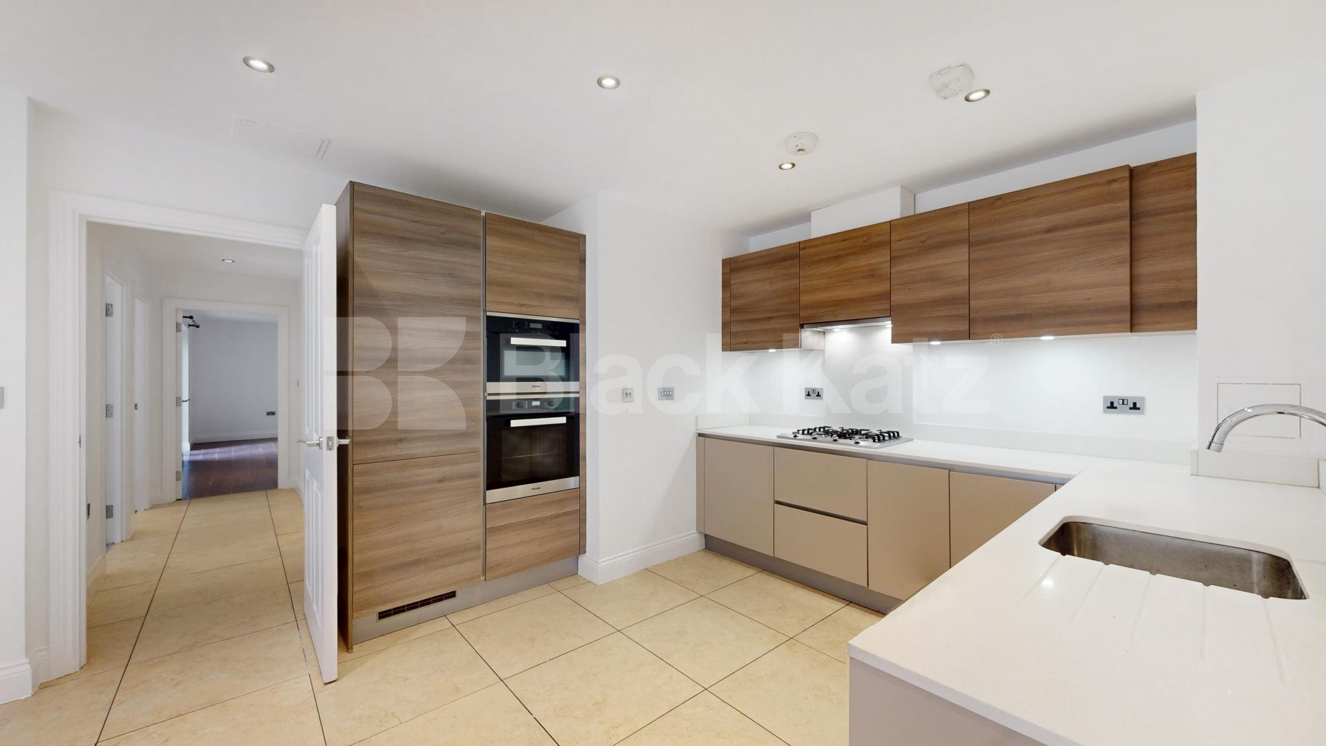 Fantastic 3 bed 2 bath within a private secure development mins to shops Huguenot Drive, Palmers Green